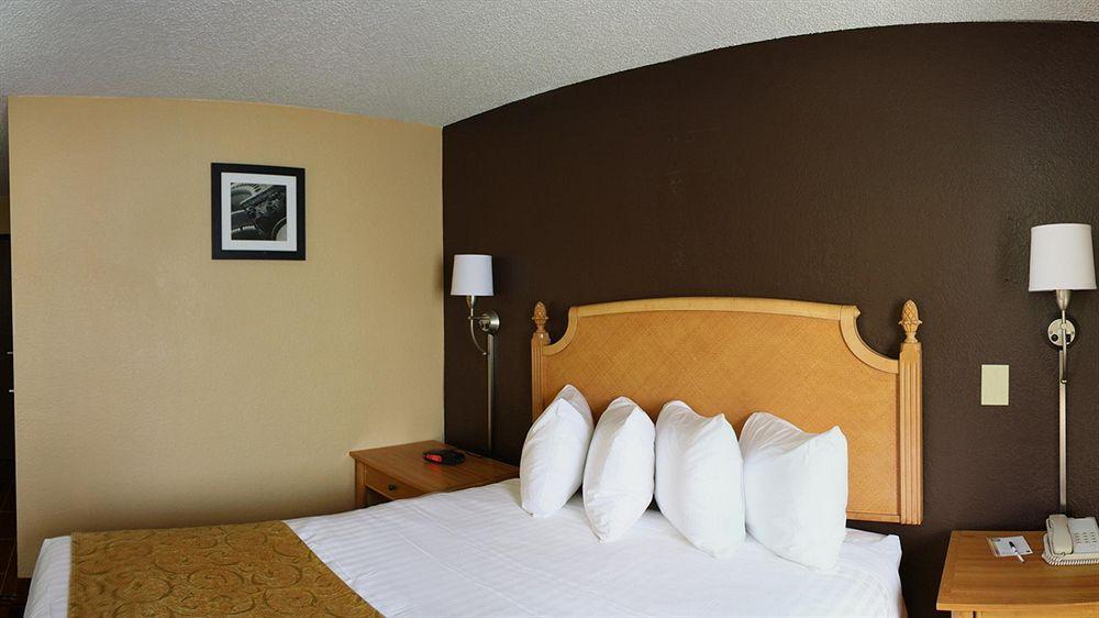 Quality Inn Hall Of Fame Кантон Екстериор снимка