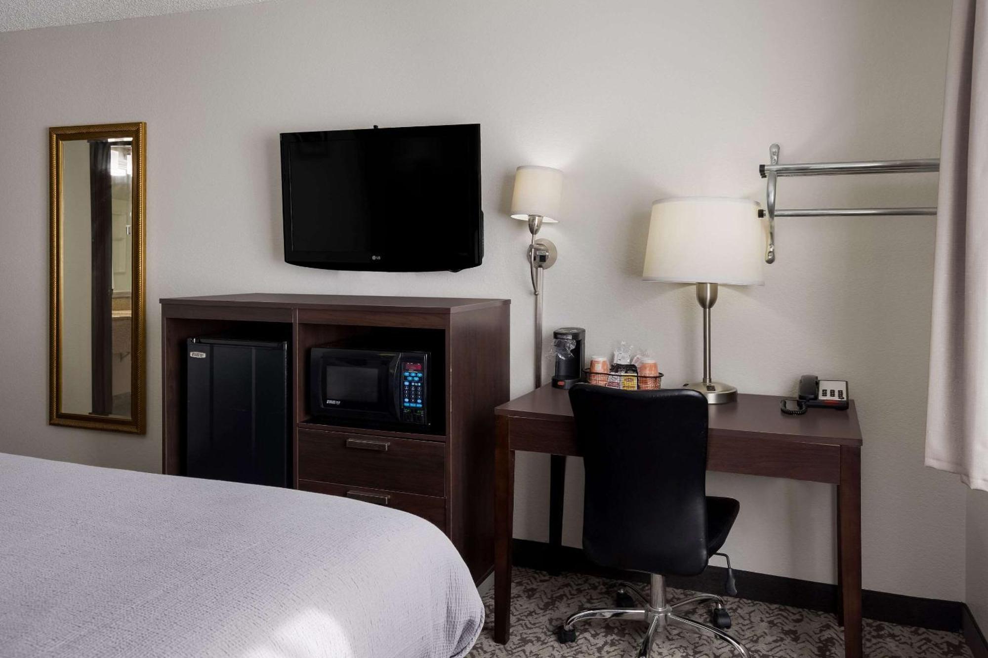 Quality Inn Hall Of Fame Кантон Екстериор снимка