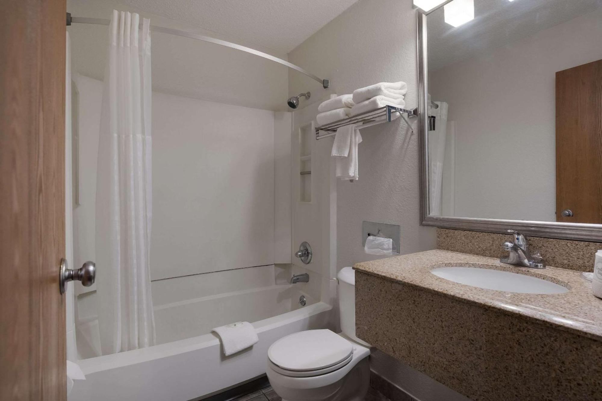 Quality Inn Hall Of Fame Кантон Екстериор снимка