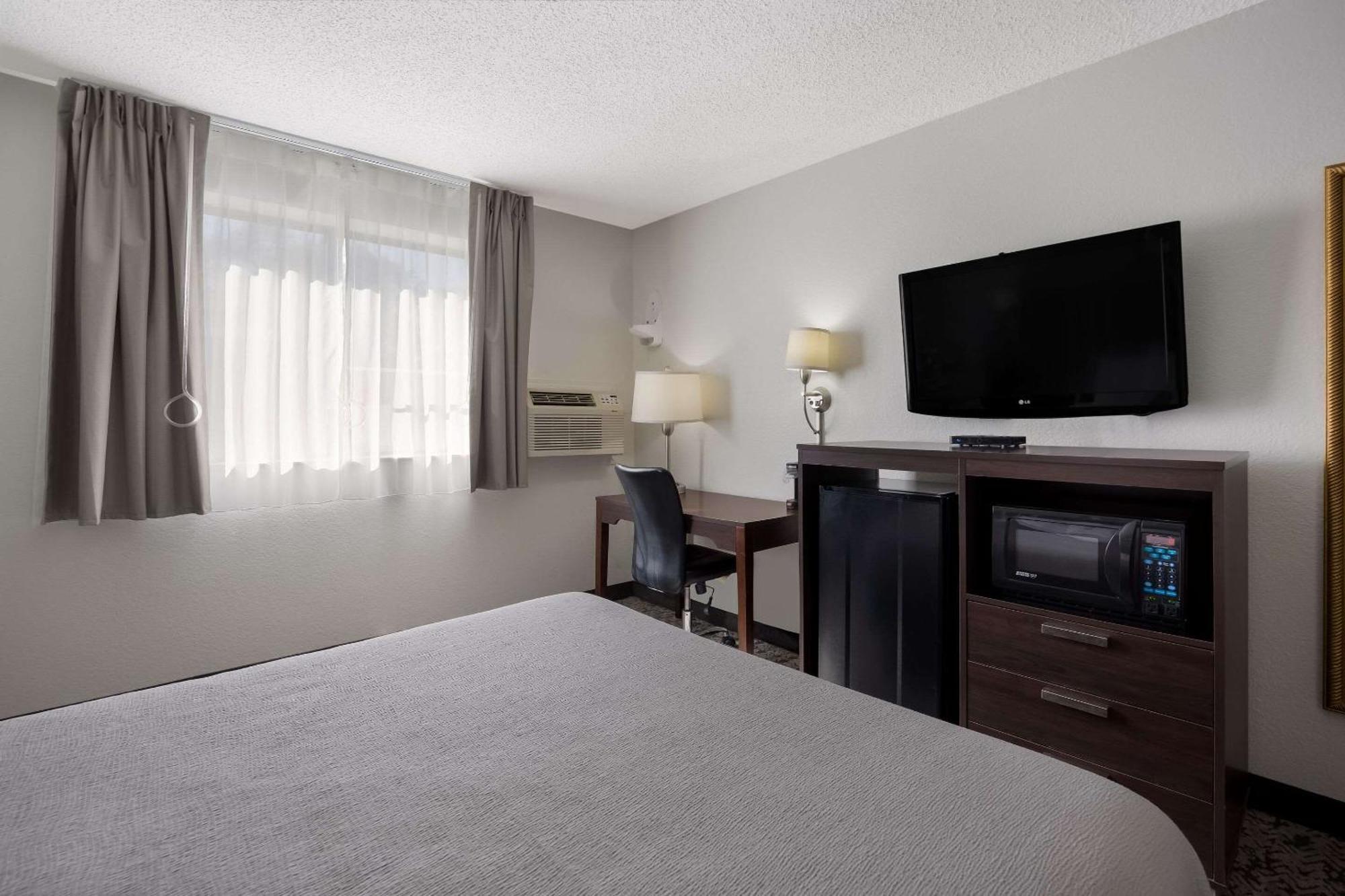 Quality Inn Hall Of Fame Кантон Екстериор снимка