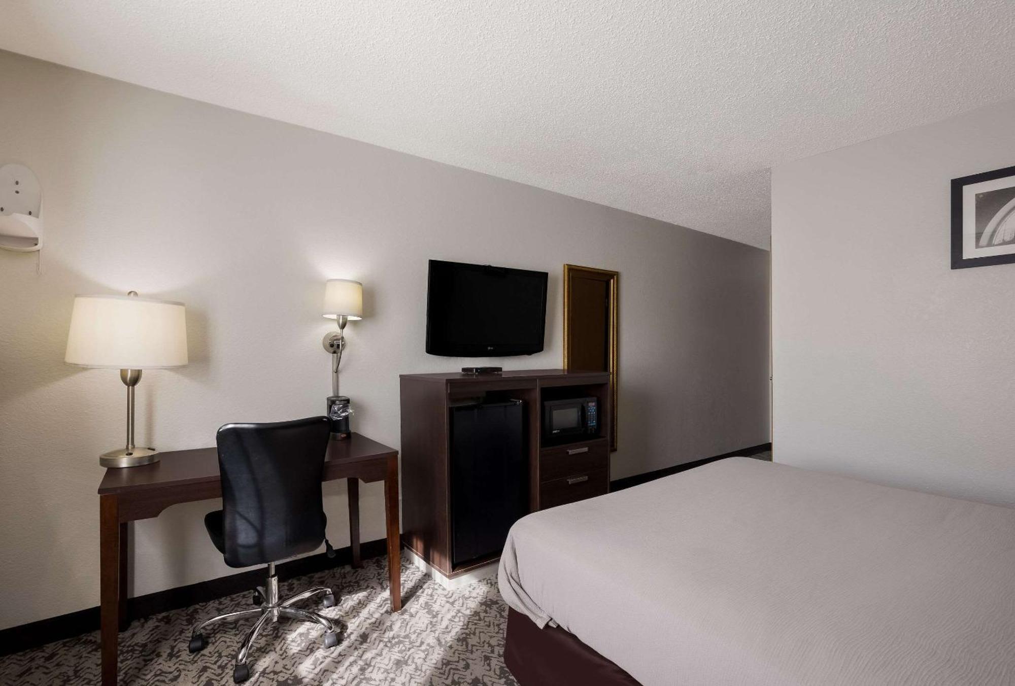 Quality Inn Hall Of Fame Кантон Екстериор снимка